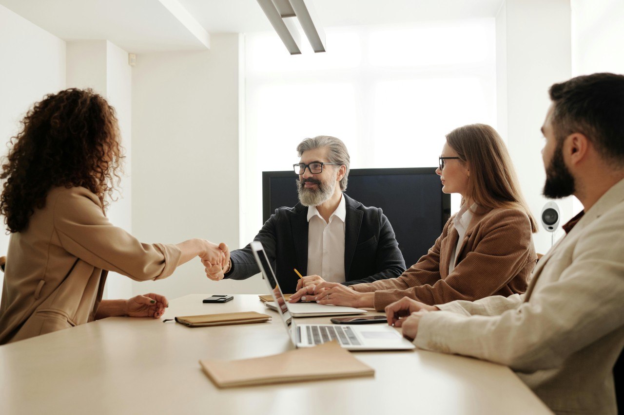 Entretien professionnel entre une candidate et une équipe ressources humaines