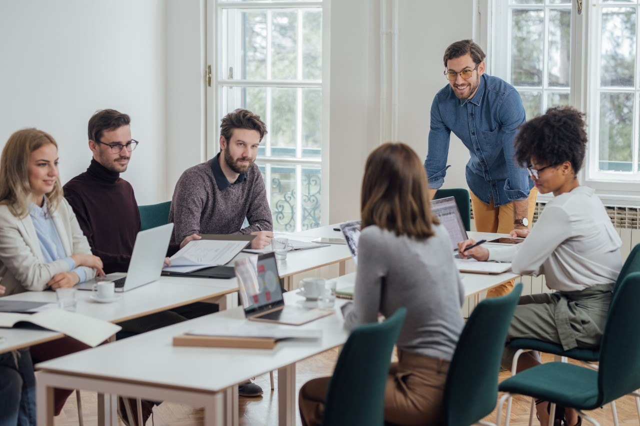 Formateur échangeant avec des adultes pendant une séance de formation